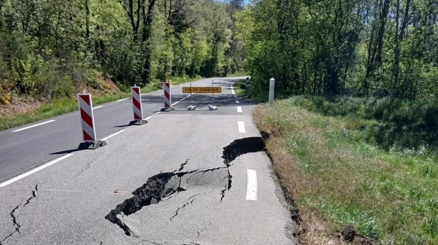 La chaussée de la RD 118 s'est affaissée, à l'entrée de Quillan, suite aux intempéries de janvier et février 2026.