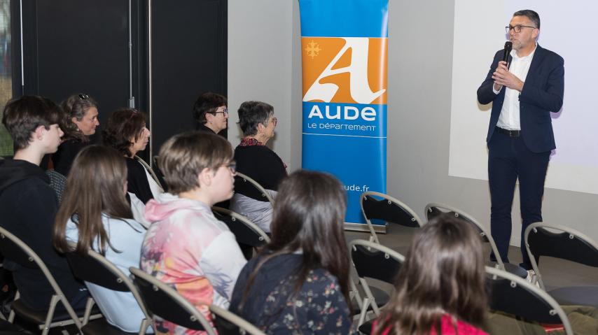 L'élu délégué à la jeunesse, Sébastien Gasparini, a introduit la restitution de l'enquête aux collégiennes et collégiens audois