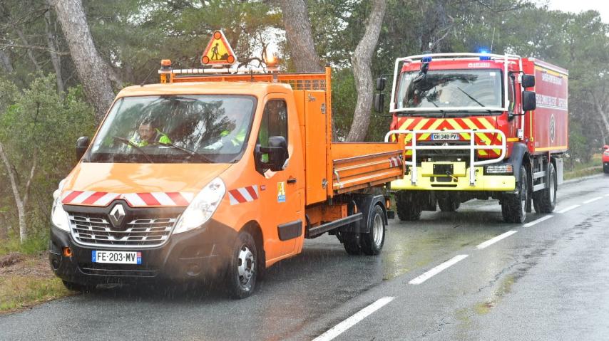 agents des routes et sapeurs-pompiers audois sur le terrain durant la tempête Nils