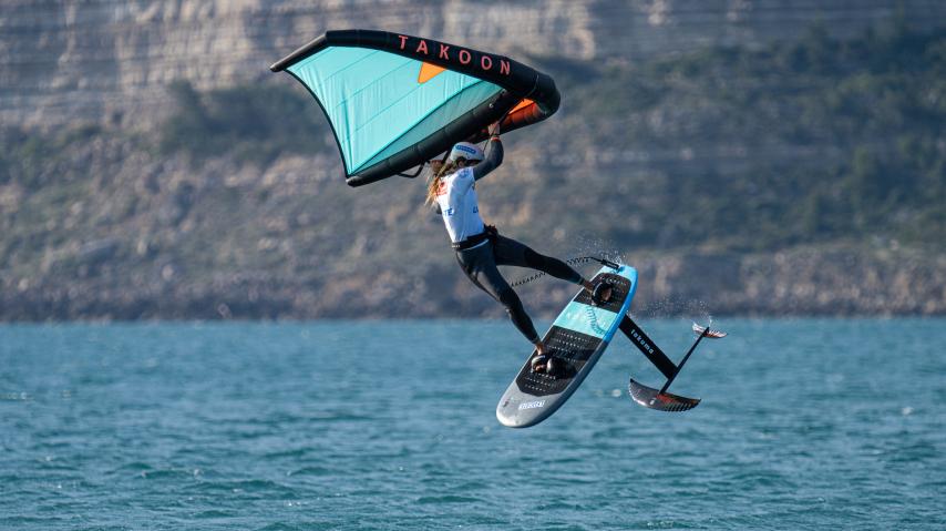 Un rider pratiquant la discipline du wingfoil lors du Mondial du vent 2021