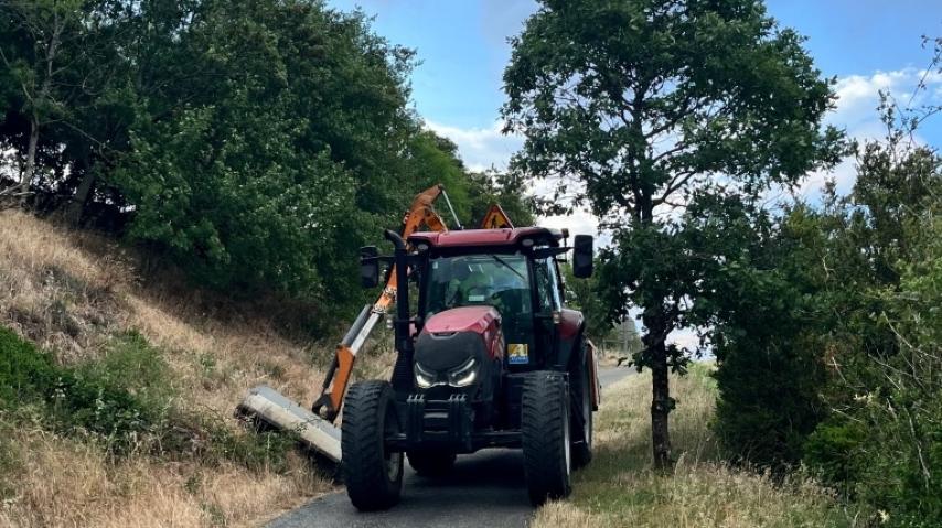 Opération de fauchage en bord de route entre Caunes-Minervois et Capendu