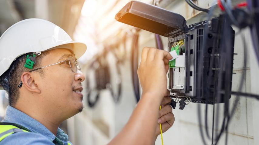 Technicien en train d'installer la fibre optique