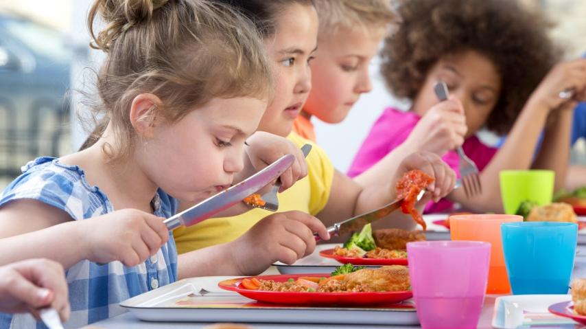 Fillette mangeant à la cantine