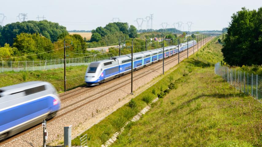 deux tgv se croisent dans la campagne