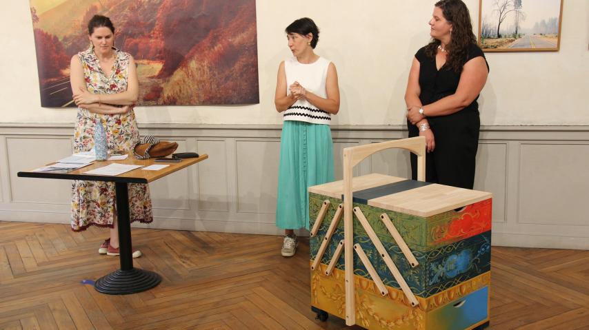 L'élue déléguée à la culture, Maria Conquet (au centre), a présenté la malette.