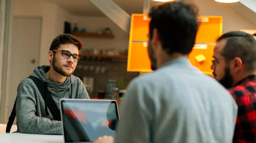 JEUNE HOMME EN ENTRETIEN D'EMBAUCHE - EMPLOI INSERTION