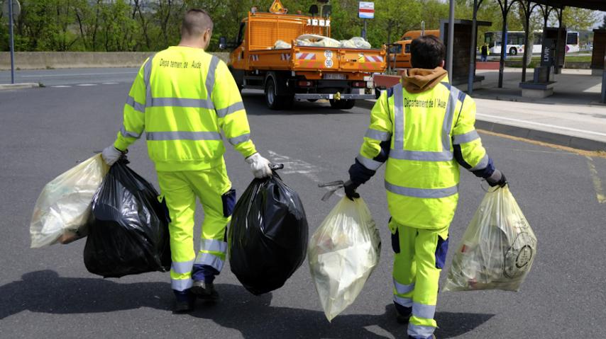 collecte de déchets sur les routes departementales de l'aude