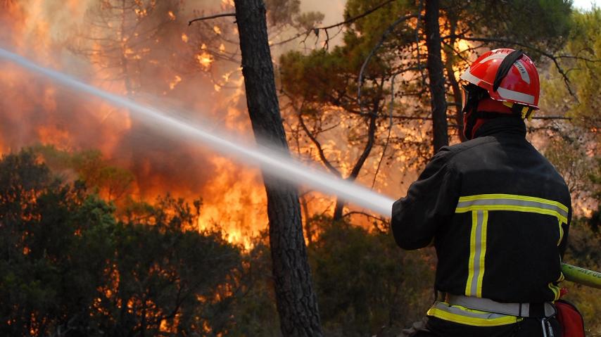 Sapeur-pompier de l'Aude faisant face à un incendie
