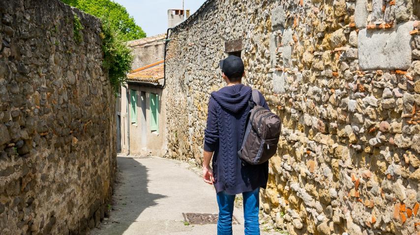 Piéton marchant dans les rues de la Cité de Carcassonne