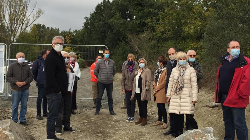 Hélène Sandragné, accompagnée des élus du canton et des responsables du chantier de la voie verte, lors d'une visite de terrain.