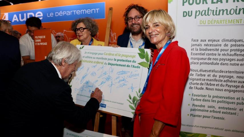 La présidente du Département de l'Aude Hélène Sandragné a accueilli les premiers signataires de la charte de l'arbre et du paysage à l'occasion du salon des communes de Carcassonne, ce  vendredi.