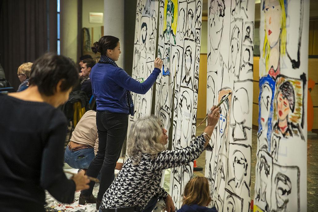 Les jeunes membres du conseil départemental des jeunes pintent sur plusieurs toiles mises à dispositions pour s'exprimer de façon artistique 