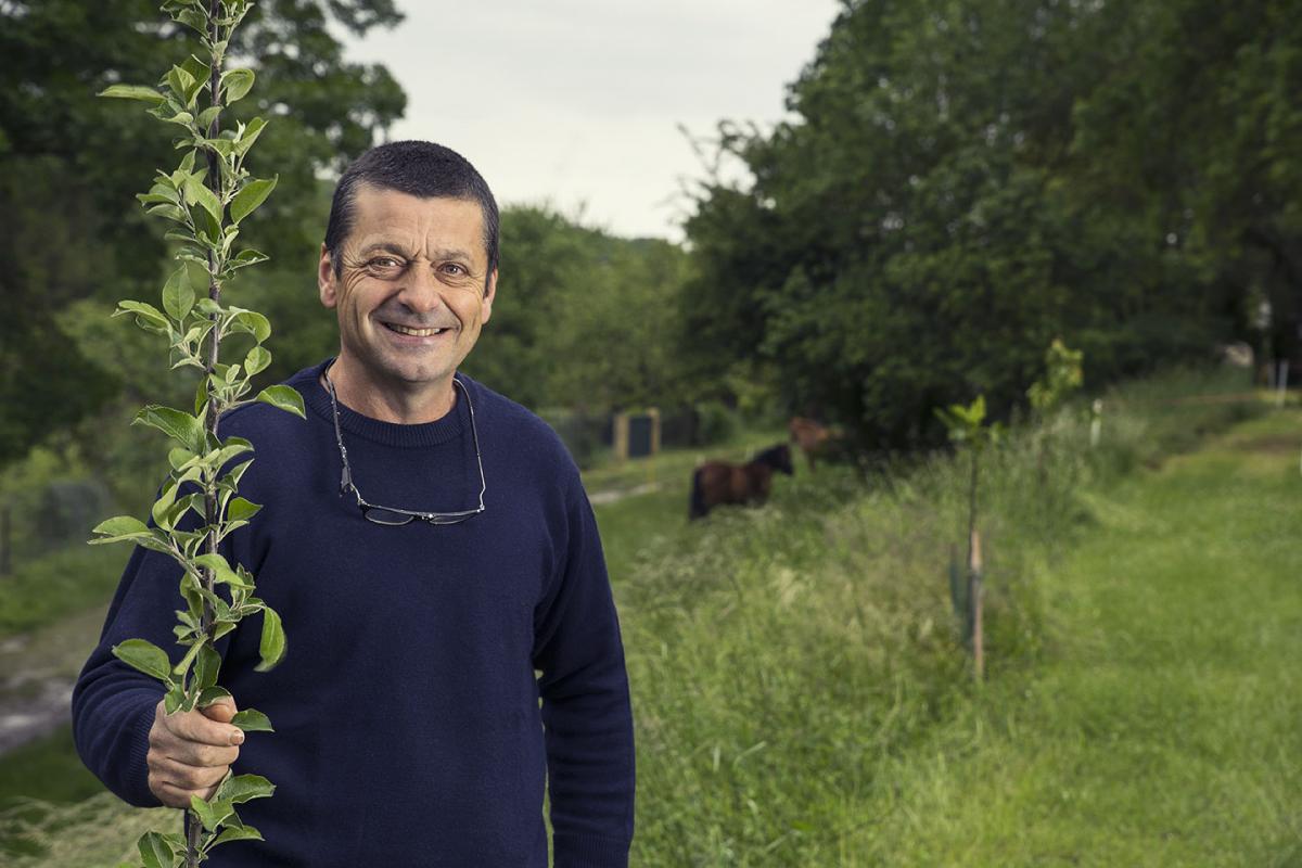 Paul Coeffard, président d’Atout fruit, une association qui agit pour la sauvegarde d’anciennes variétés de fruits.