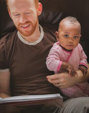 homme avec un bébé dans les bras.