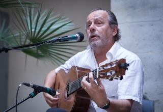 Vicente Pradal joue de la guitare lors de la Bodéga poétique 2018