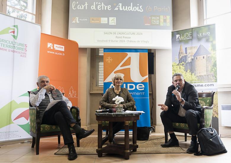 La présidente du Département, Hélène Sandragné, entourée du président de la Chambre d'agriculture, Philippe Vergnes, et de son homologue à l'agence départementale du tourisme de l'Aude, Didier Aldebert.
