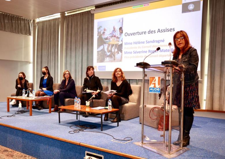 Françoise Navarro-Estalle, conseillère départementale déléguée au handicap prend la parole aux Assises de l'habitat inclusif de l'Aude.