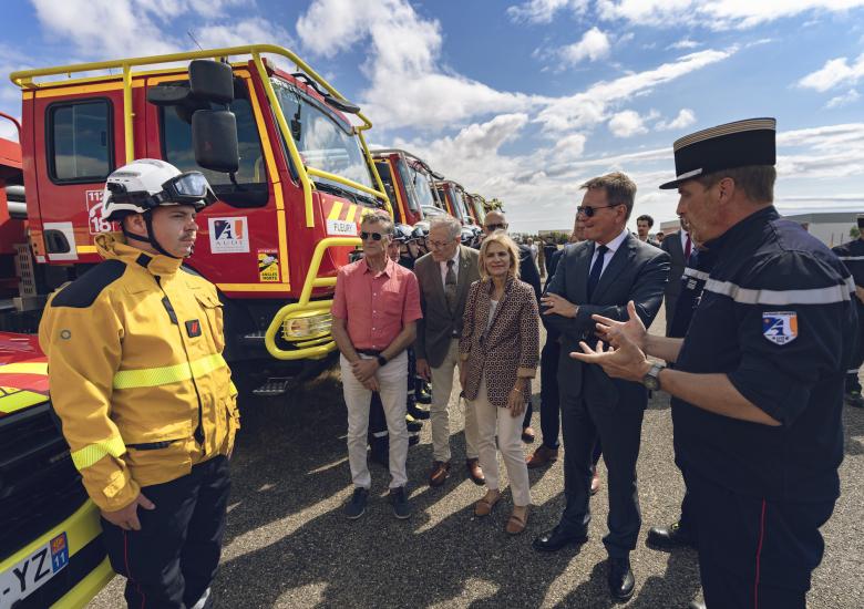 Le Colonel Magny, directeur du Sdis 11, a présenté l'hélicoptère bombardier d'eau à la présidente du Département, Hélène Sandragné, et le préfet de l'Aude, Alain Bucquet.